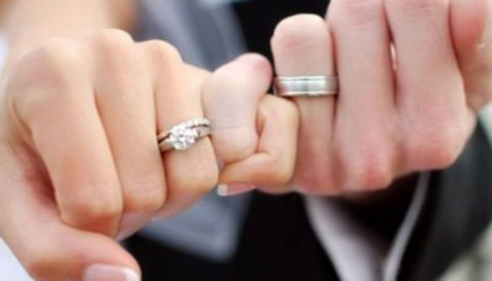 en que mano va el anillo de bodas